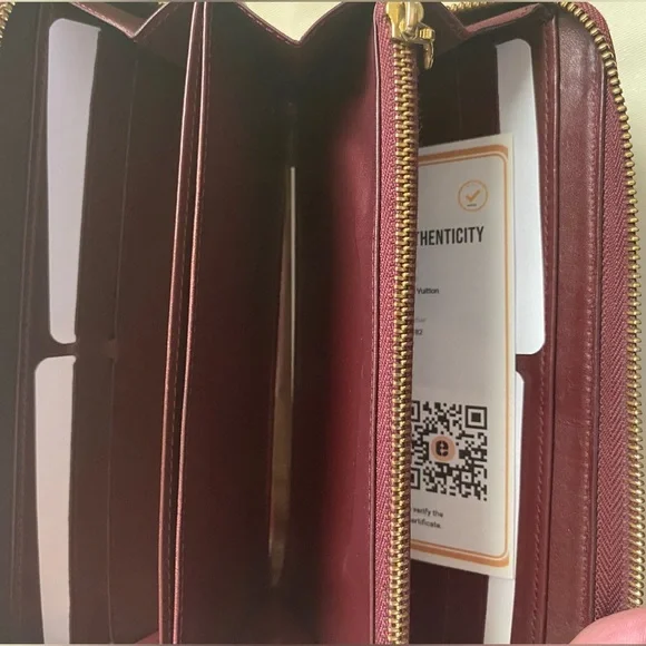 Louis Vuitton Monogram Vernis Zippy Wallet in the color Amarante - Picture 8 of 11